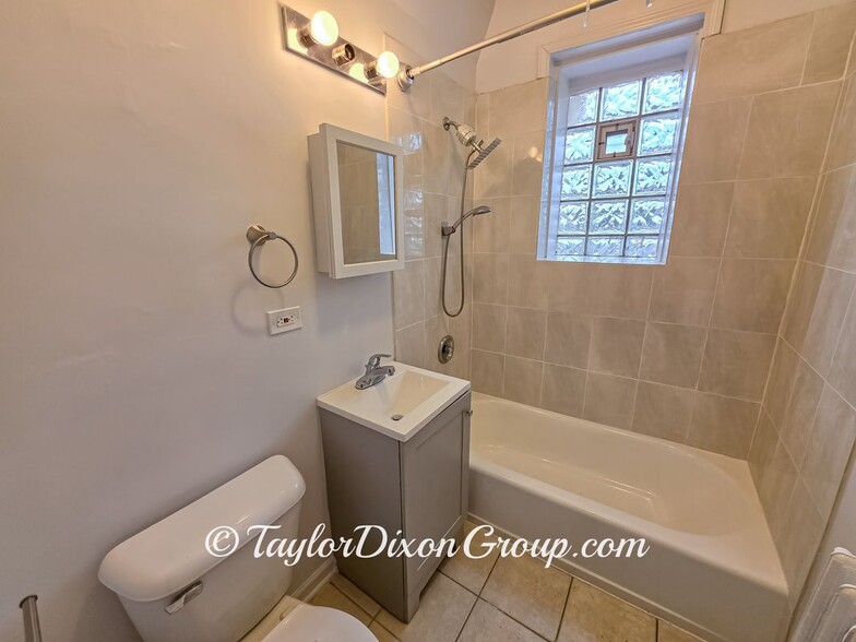 Building Photo - 4033 W Gladys Ave