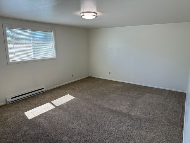 Building Photo - Large upstairs 2 bedroom apartment!