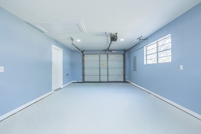 Building Photo - 707 Norwood Ln