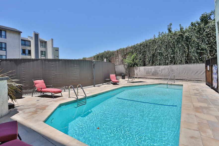 Building Photo - 222 N Rose St