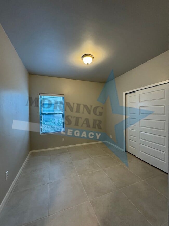 Building Photo - Newer home in desirable Metro area!