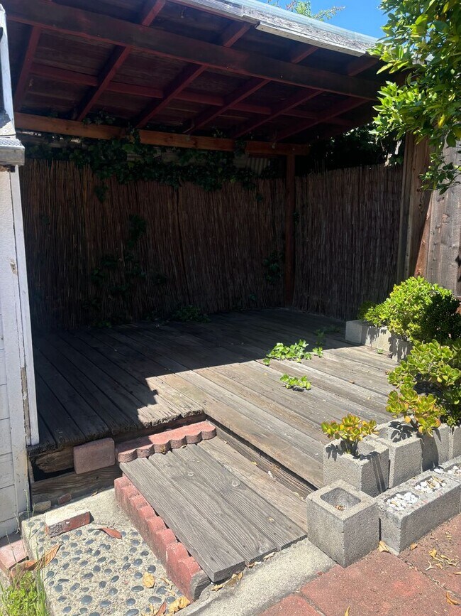 Building Photo - 2 bedroom home w/a beautiful backyard! AVAILABLE NOW!