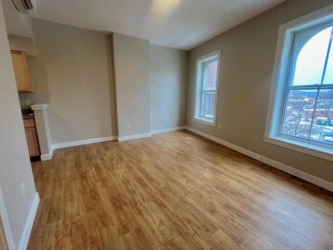 Building Photo - Putnam Winslow– $1,020 – 1 Bathroom Studio, 325 SQ.FT. – UTILITIES INCLUDED, Available Immediately