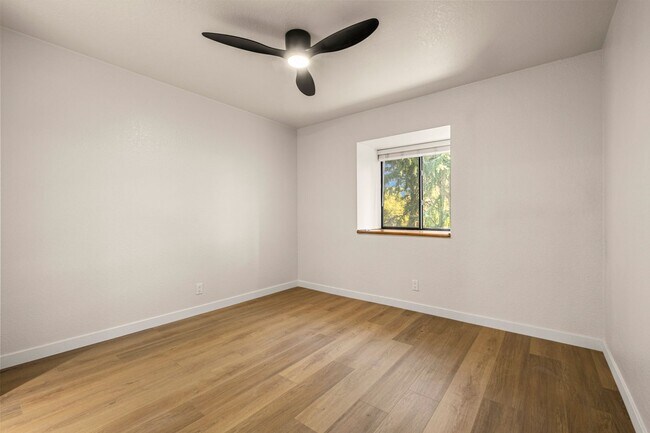Building Photo - 5601 Walnut Ave