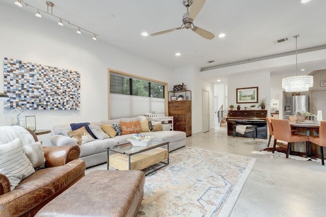 Building Photo - 2608 Del Curto Rd