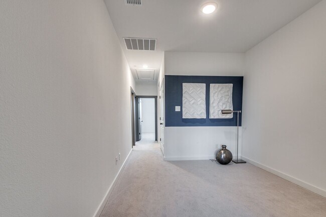 Building Photo - Lovely Las Colinas Townhome