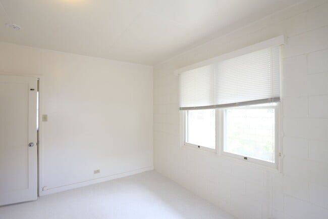 Building Photo - McCully - 1 Bdrm/1 Bath/1 Prkg - $1,300
