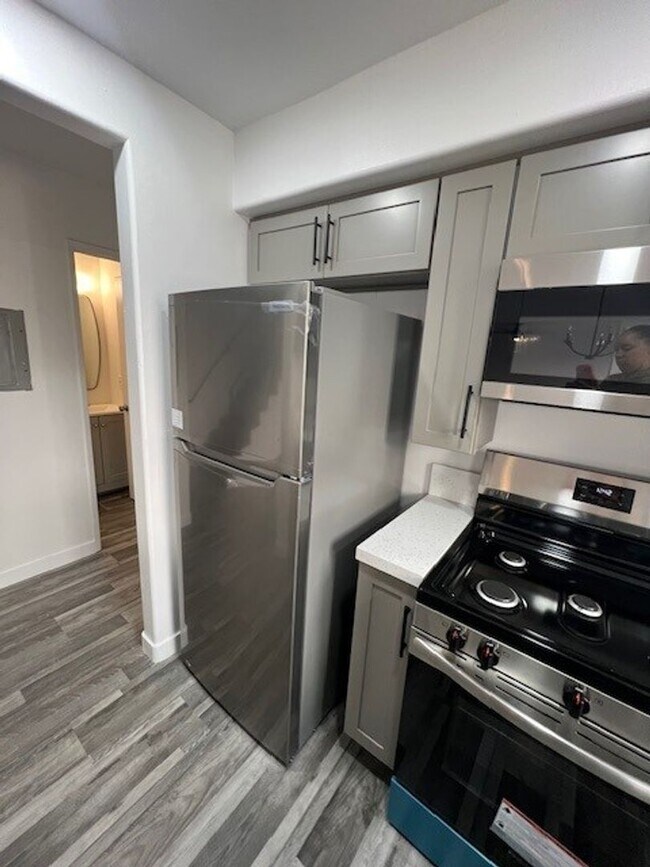 Building Photo - 1110 W 163rd St