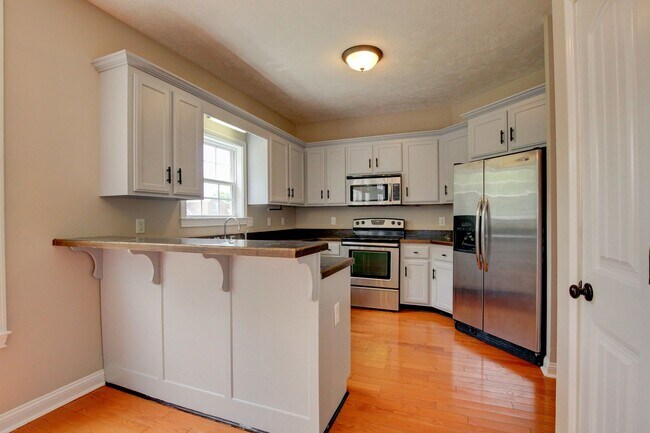 Building Photo - 716 Cavalier Dr