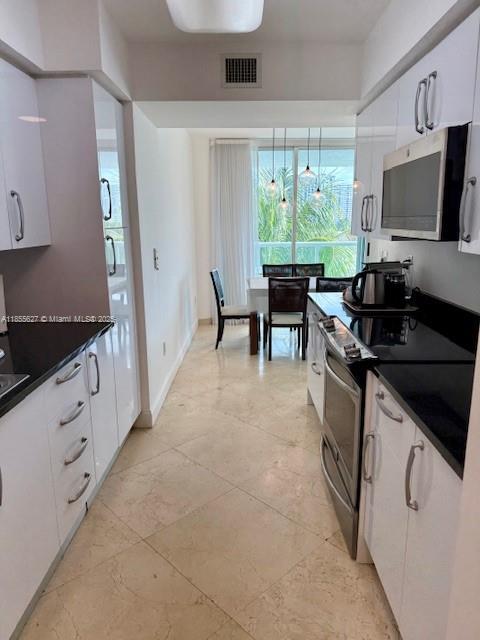 Building Photo - 16500 Collins Ave