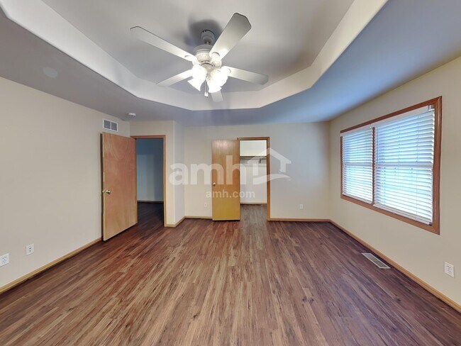 Building Photo - 2006 Oak Forest Dr