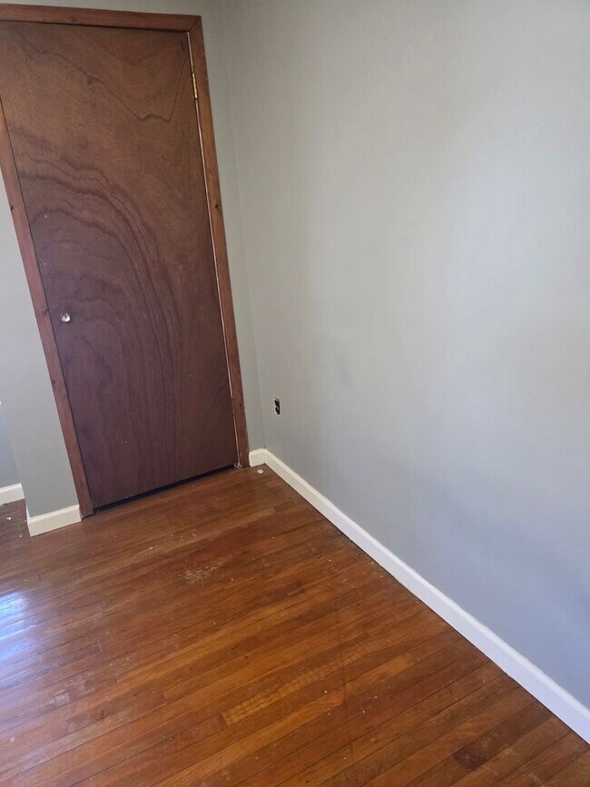 Building Photo - City Living