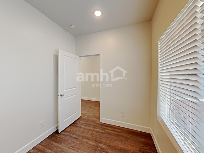 Building Photo - 1321 Rickshaw Ln
