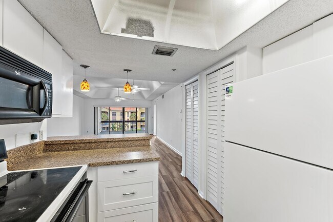 Building Photo - 700 Uno Lago Dr