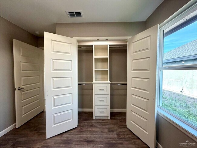 Building Photo - 23 Elmira Ave