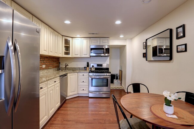 Building Photo - Charming 2BD/1BA - Upper Fells Point Townhome