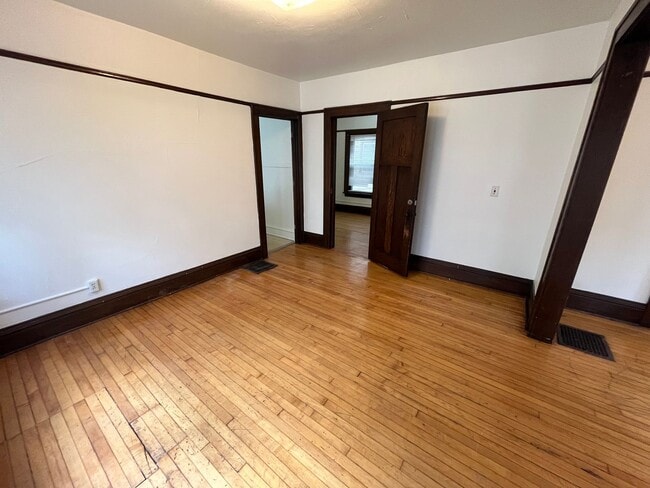 Building Photo - 5 Bed / 2 Bath House Located Downtown Madi...