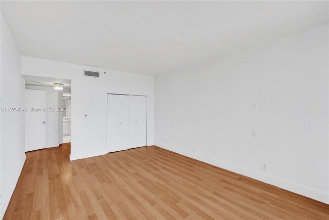 Building Photo - 20281 E Country Club Dr