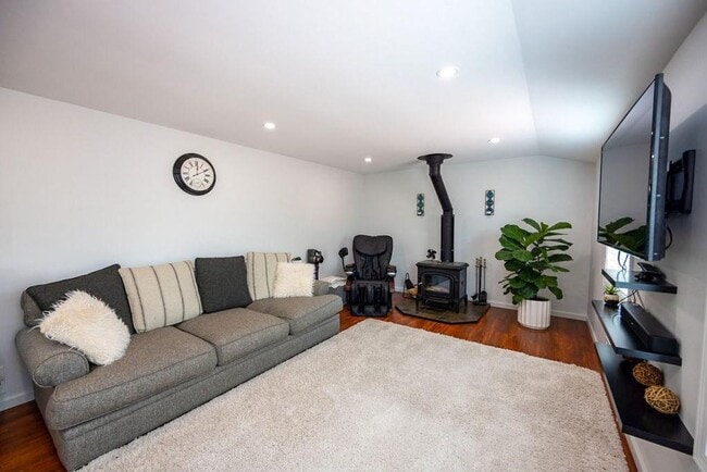 Building Photo - Amazing 3 Bedroom and 2 Full Bath Home For Rent in Greece Available April 1st.