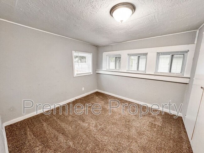 Building Photo - 422 S Hocker Ave
