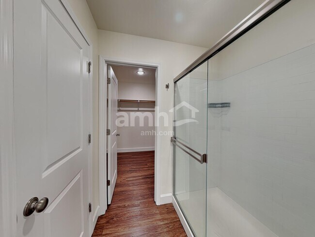 Building Photo - 954 N Barkvine Ave