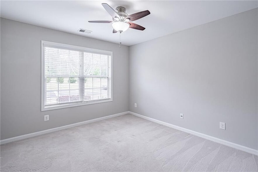 Building Photo - 5660 Crest Hill Dr NE