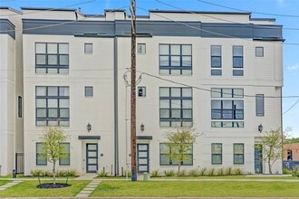 Building Photo - 1104 Ennis St
