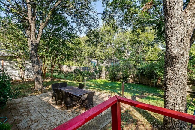 Building Photo - Classic 4 Bed, 2 Bath Home in the Heart of...