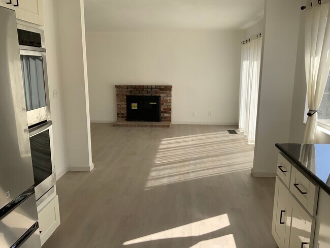 Building Photo - Stunning Remodeled 4 bedroom Hercules Home