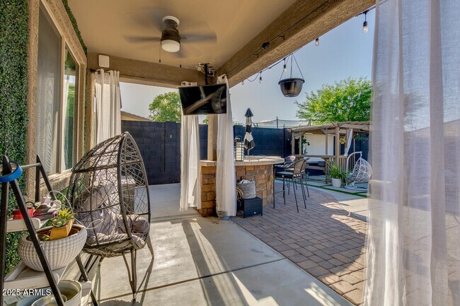 Building Photo - 18472 W Desert Ln