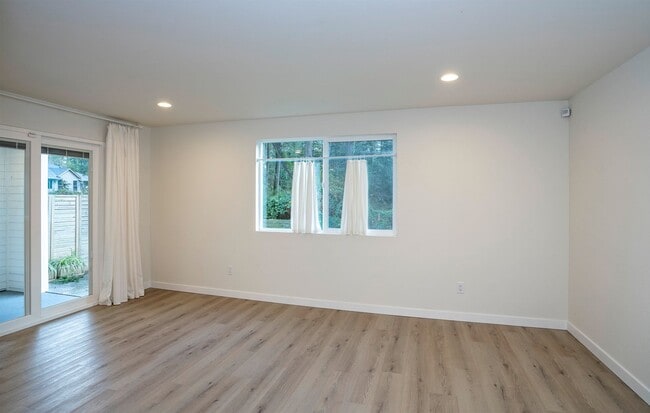 Building Photo - Updated Gig Harbor Duplex with Outdoor Space