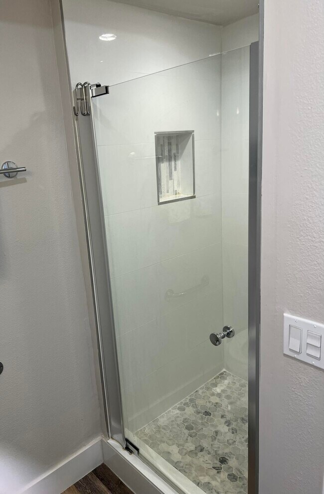 Building Photo - 390 Saxony Way