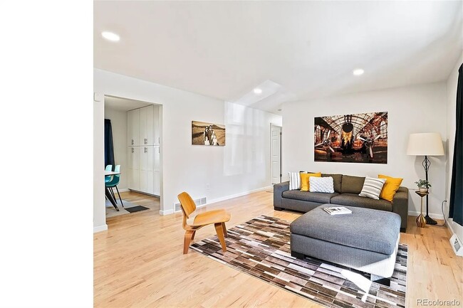 Building Photo - Gorgeous 4 bedroom modern home in Holly Hills