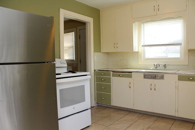 Building Photo - Super Cute 2 Bedroom Woodstock Bungalow wi...