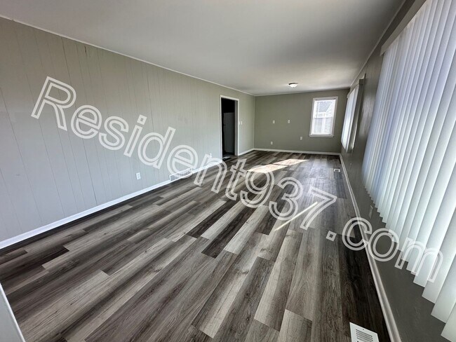 Building Photo - Spacious 3 Bed 2 bath Home