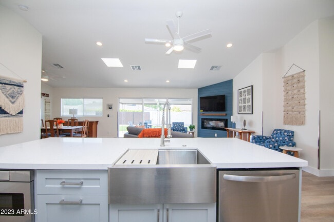 Building Photo - 4335 E Clarendon Ave