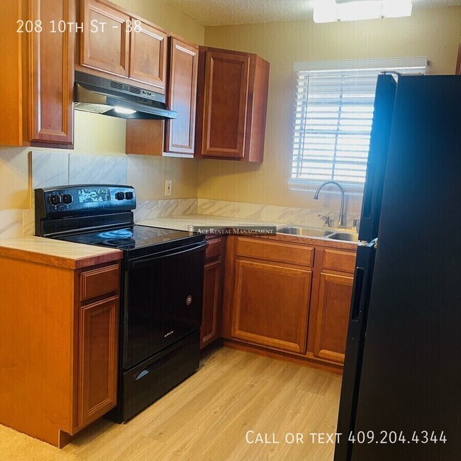 Building Photo - 208 S 10th St