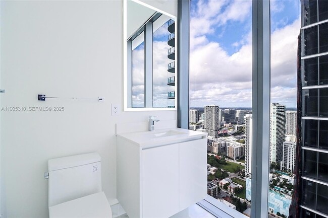 Building Photo - 700 NE 24th St