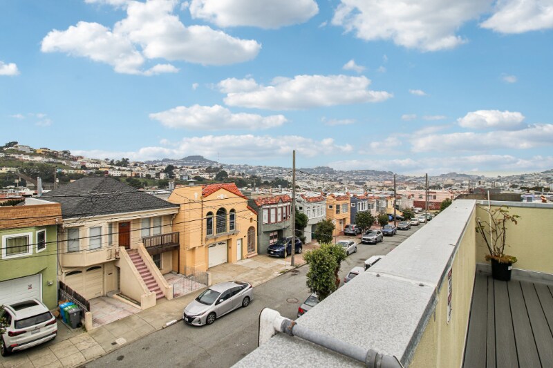 Building Photo - 163 Rae Ave