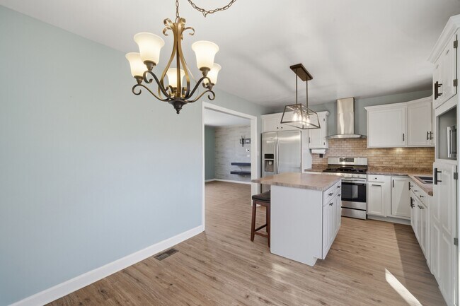 Building Photo - 4611 W Shore Dr