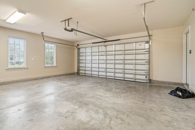 Building Photo - 9060 Abingdon Dr