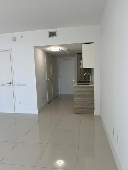 Building Photo - 1300 Brickell Bay Dr
