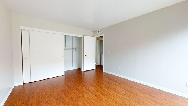 Building Photo - Beautifully Updated Spacious 3 Bed 3 Bath ...