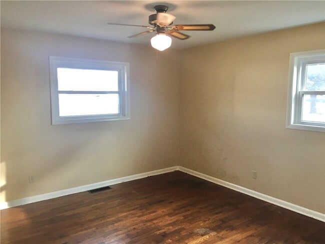 Building Photo - 101 E 1st St