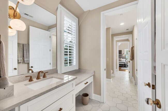 Building Photo - Franklin Gem Walking Distance to Downtown!