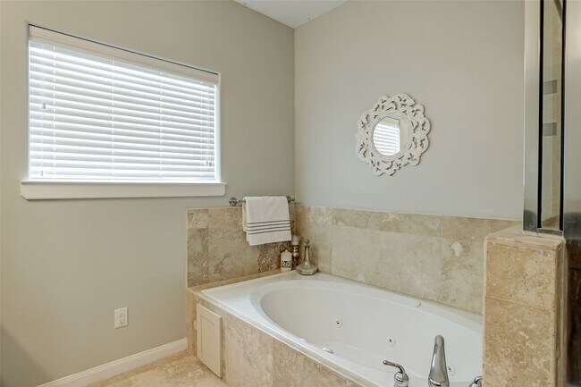 Building Photo - 936 W 26th St