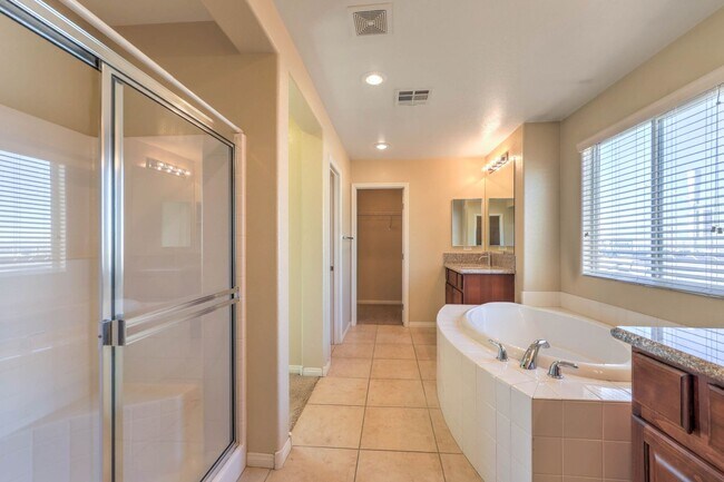 Building Photo - Beautiful 4 Bedroom, 2 Story Home in Henderson