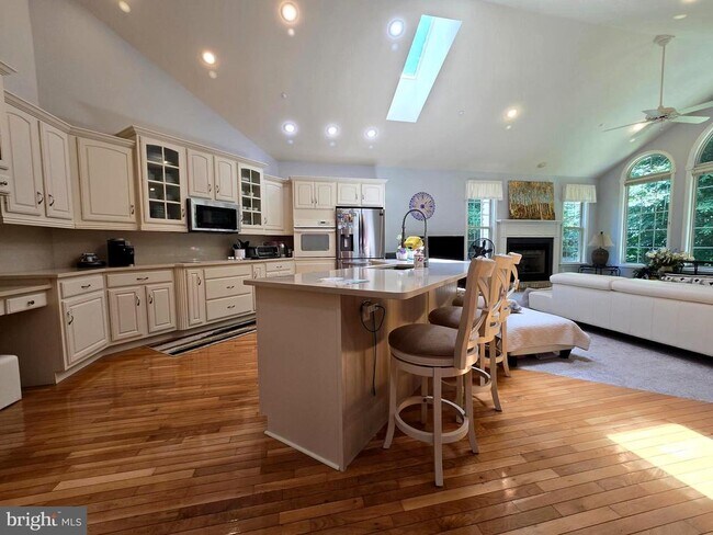 Building Photo - 15401 Jamies Way