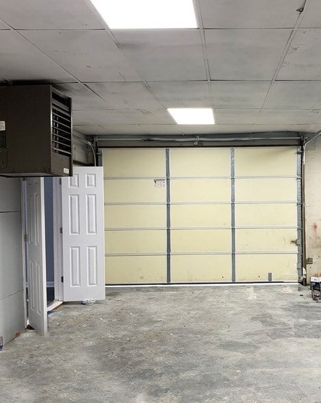 Building Photo - 1213 W Gaines St