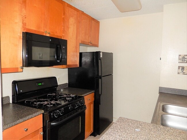 Building Photo - Charming 1 Bedroom 1 Bathroom Condo In Much Sought After EOS-21